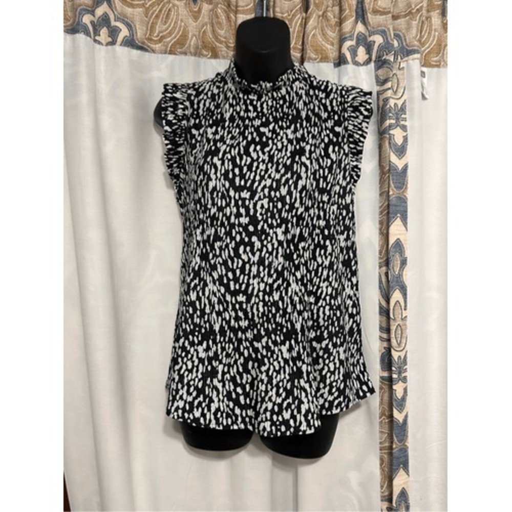 NEW WITH TAG BEAUTIFUL VERSONA WOMEN black and white Top Size small‎ NWT l Short